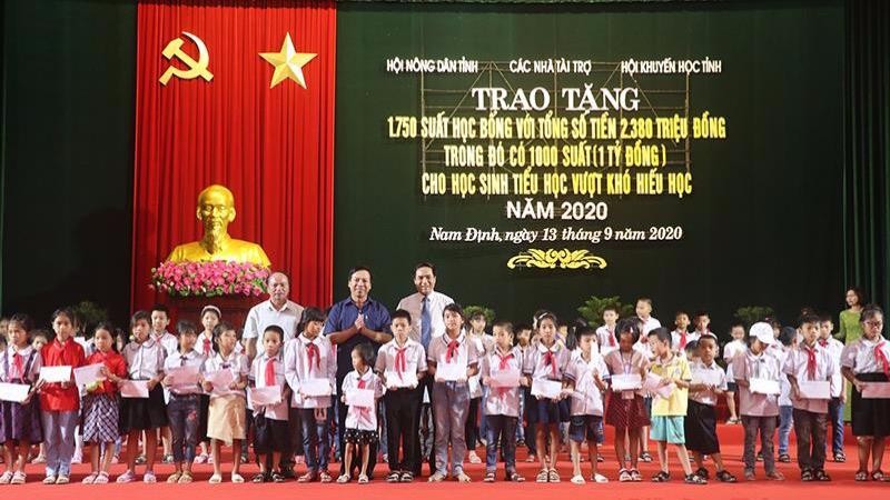 Nam Định: Trao học bổng khuyến học cho học sinh nghèo vượt khó
