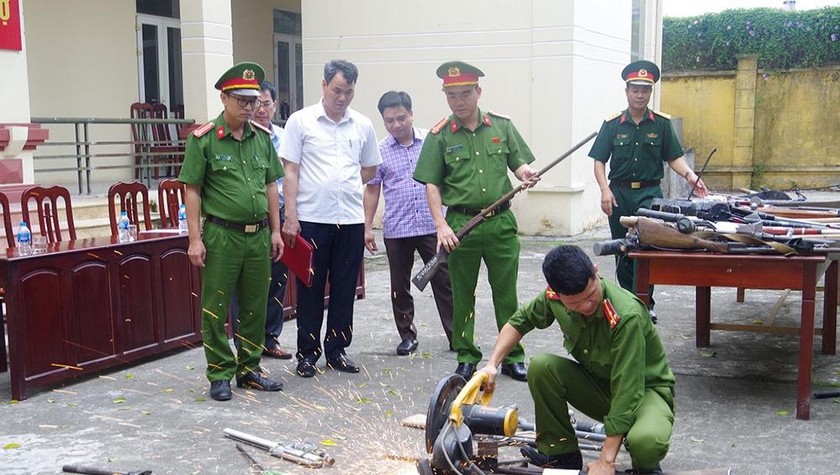 Hà Nam: Tiêu huỷ số lượng lớn vũ khí thô sơ, súng tự chế