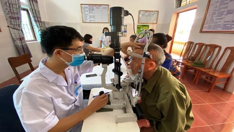  Bệnh viện Mắt tỉnh phối hợp với Trung tâm Y tế huyện Yên Mô tổ chức khám, tư vấn, cấp thuốc miễn phí điều trị các bệnh về mắt cho người cao tuổi xã Yên Đồng và thị trấn Yên Thịnh.