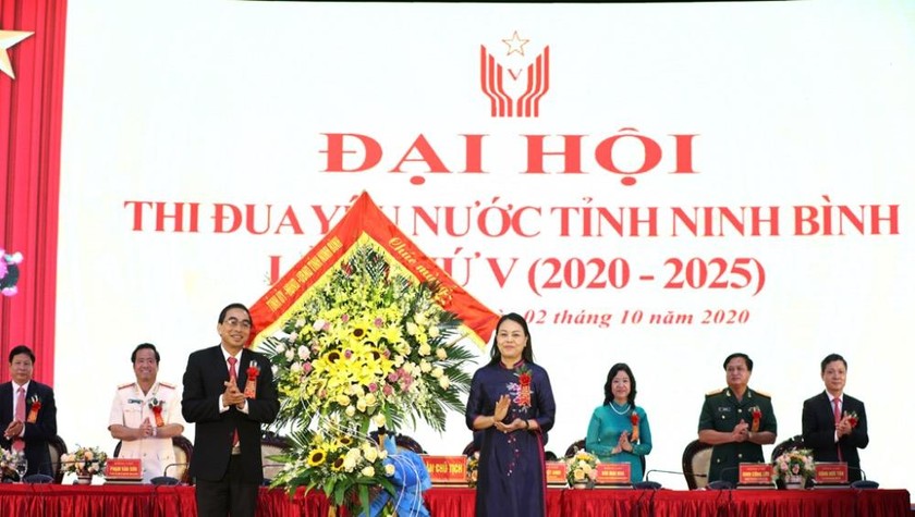 Đồng chí Bí thư Tỉnh ủy Nguyễn Thị Thu Hà tặng hoa chúc mừng đại hội.