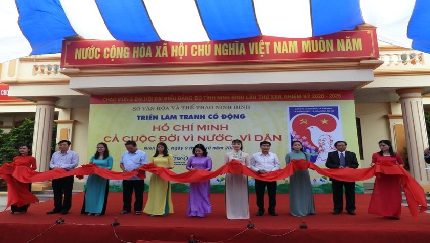 ​Đại diện Đảng bộ tỉnh, lãnh đạo Sở Văn hóa và thề thao Ninh Bình cùng họa sĩ Nguyễn Phúc Khôi cắt băng khai mạc triển lãm.