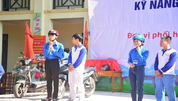 Tập huấn pháp luật về giao thông đường bộ và kỹ năng lái xe mô tô an toàn cho học sinh tại Trường THPT Yên Khánh A (Ninh Bình).