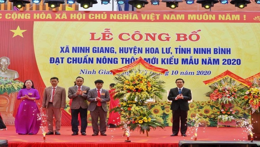  Ông Phạm Quang Ngọc – Phó Chủ tịch UBND tỉnh Ninh Bình trao Bằng công nhận “Nông thôn mới kiểu mẫu” cho xã Ninh Giang.