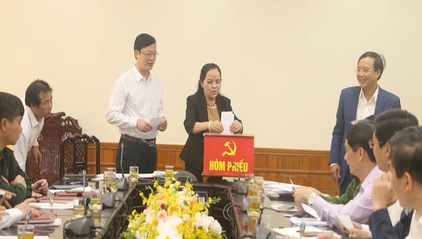 Thành viên Ban Chỉ đạo các Chương trình mục tiêu quốc gia tỉnh Hà Nam bỏ phiếu đề nghị, xét công nhận tỉnh Hà Nam hoàn thành nhiệm vụ xây dựng nông thôn mới năm 2020. 