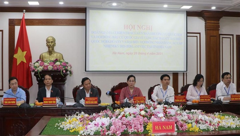 Biểu quyết thông qua danh sách sơ bộ người ứng cử đại biểu HĐND tỉnh Hà Nam nhiệm kỳ 2021-2026. Ảnh: hanam.gov.vn