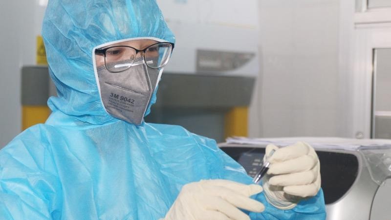 CDC Hà Nam lấy mẫu xét nghiệm người đến Bệnh viện Bệnh nhiệt đới TW cơ sở Kim Chung để tầm soát dịch Covid-19.