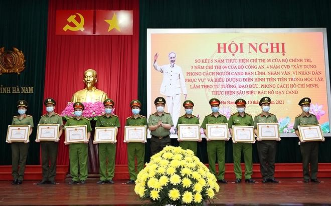 Đại tá Nguyễn Quốc Hùng, Giám đốc Công an tỉnh trao tặng Giấy khen cho các tập thể có thành tích xuất sắc.