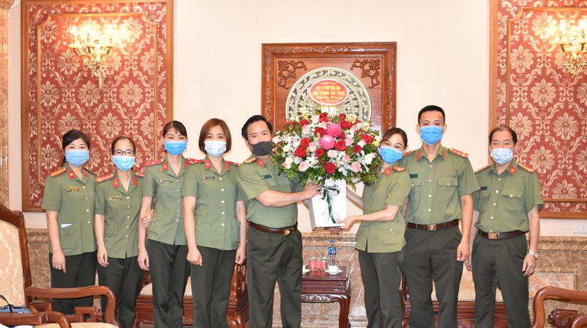 Giám đốc Công an tỉnh Ninh Bình động viên, chúc mừng 5 cán bộ, chiến sỹ tình nguyện tham gia phòng chống dịch tại TP HCM và Bình Dương.