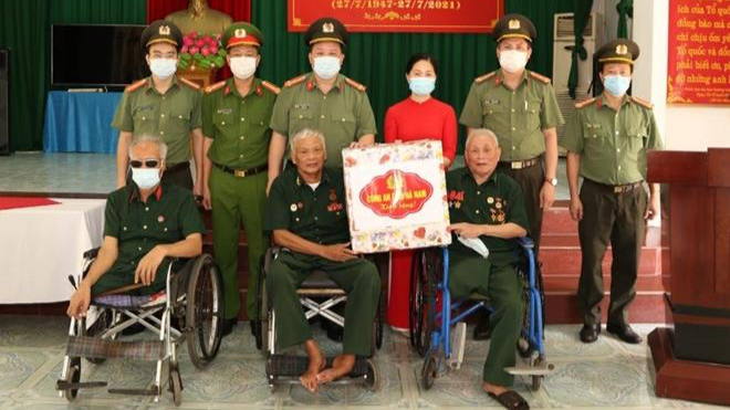 Đại tá Đại tá Nguyễn Quốc Hùng, Giám đốc Công an tỉnh tặng quà các Trung tâm điều dưỡng Thương binh, bệnh binh trên địa bàn tỉnh Hà Nam.