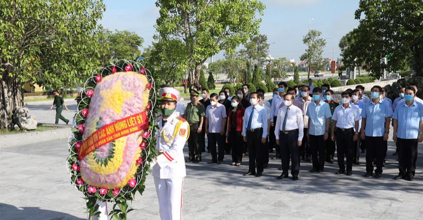 Đoàn đại biểu của tỉnh dâng hương tại Đài tưởng niệm các Anh hùng liệt sỹ của tỉnh (phường Đông Thành, thành phố Ninh Bình).