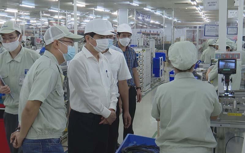 Chủ tịch UBND tỉnh Hà Nam Trương Quốc Huy kiểm tra công tác phòng, chống dịch tại Khu công nghiệp.