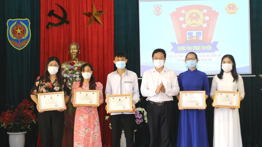 Lãnh đạo Ban Tuyên giáo Tỉnh ủy trao giấy khen cho các cá nhân, tập thể có thành tích xuất sắc trong việc hưởng ứng tham gia cuộc thi.