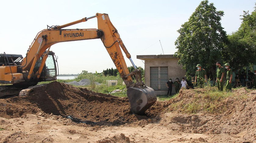 Lực lượng chức năng kiểm tra chất thải nghi là chất thải công nghiệp được chôn lấp trái phép tại thôn 2 Đồng Thủy, xã Nhân Thịnh, huyện Lý Nhân.