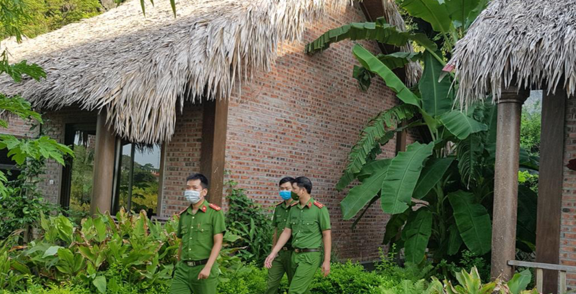 Công an huyện Hoa Lư kiểm tra hoạt động của các homestay trong công tác phòng chống dịch COVID-19.