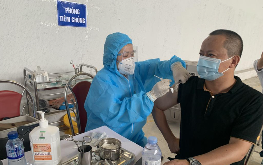 Tiêm vaccine phòng COVID-19 cho công dân Trung Quốc tại Ninh Bình.