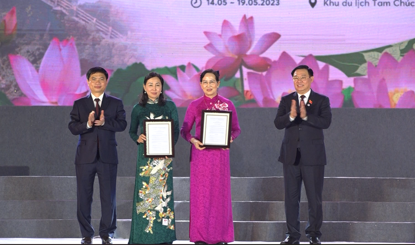 Chủ tịch Quốc hội Vương Đình Huệ trao quyết định công nhận 2 Bảo vật Quốc gia cho tỉnh Hà Nam