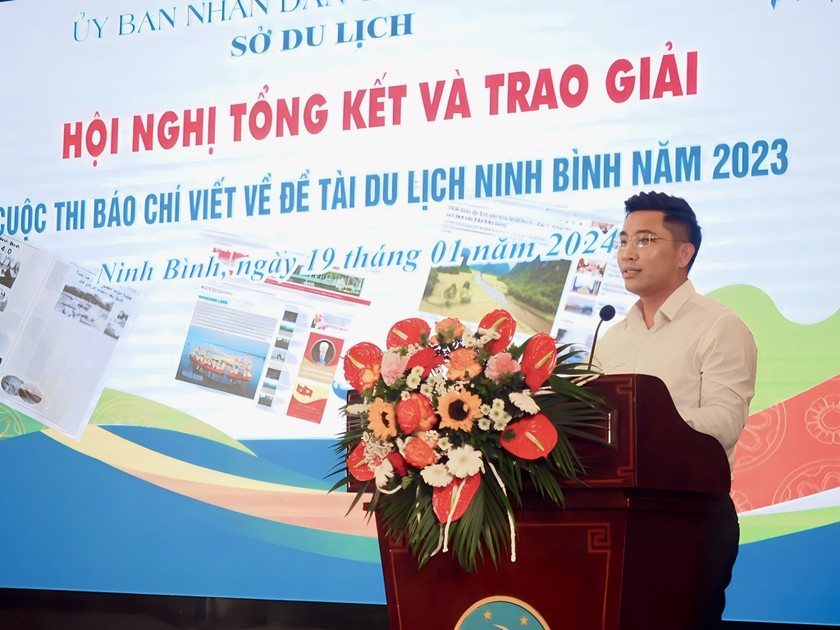 Nhà báo Nguyễn Sỹ Hồng phát biểu tại Lễ Trao giải