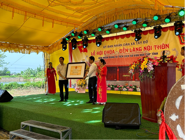 Lãnh đạo Sở Văn hóa Thể thao và Du lịch tỉnh Thái Bình trao bằng di tích lịch sử văn hoá cấp tỉnh Chùa - Đền Nội Thôn.