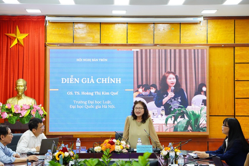 GS.TS Hoàng Thị Kim Quế, Trường Đại học Luật - Đại học Quốc gia Hà Nội trình bày chuyên đề tại hội nghị.