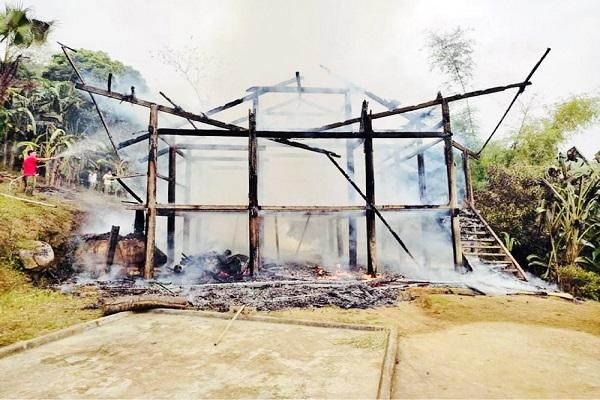 Ngôi nhà của ông Phạm Văn Sai bị cháy chỉ còn bộ khung gỗ. ảnh:baolaocai