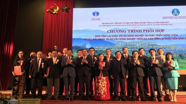 Lãnh đạo Bộ NN&PTNT, lãnh đạo lỉnh Lai Châu, lãnh đạo VCCI cùng các tổ chức, doanh nghiệp tại Lễ ký kết biên bản đầu tư, ảnh: diendandoanhnghiep