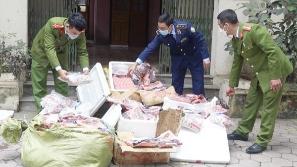 Lực lượng chức năng huyện Bảo Yên thu giữ thực phẩm không rõ nguồn gốc. ảnh: baolaocai