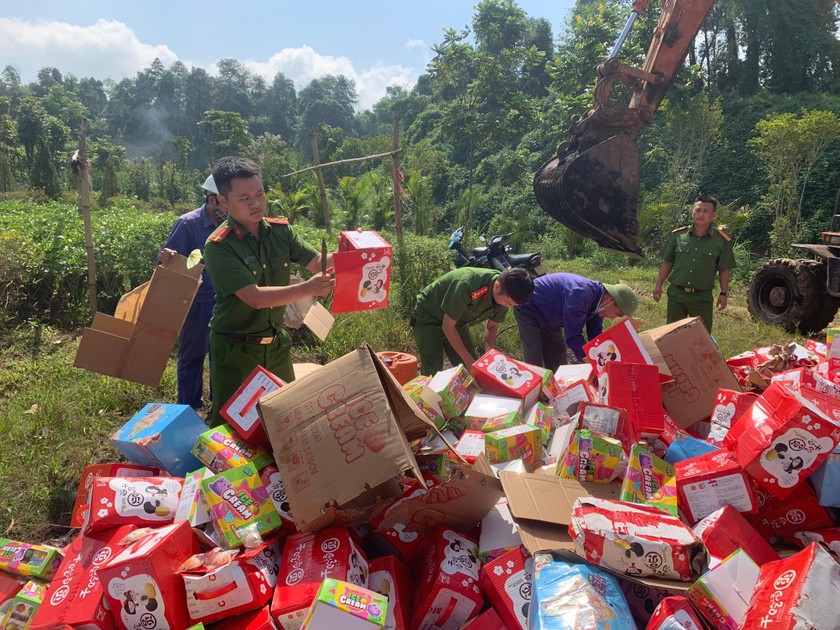 Lào Cai: Tiêu hủy hơn 65.000 sản phẩm bánh kẹo các loại không rõ nguồn gốc xuất xứ