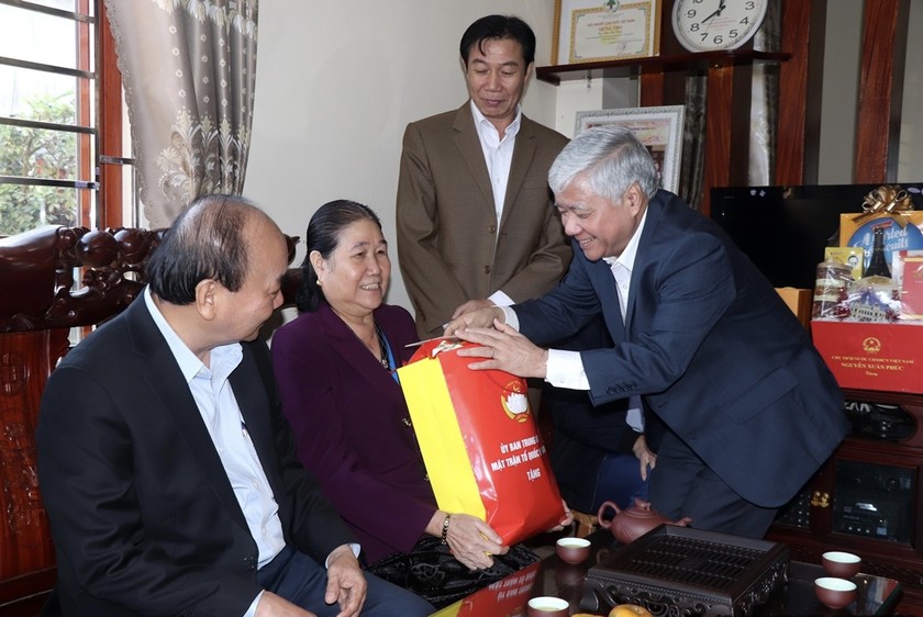 Chủ tịch nước Nguyễn Xuân Phúc thăm, tặng quà các gia đình người có công tại Lai Châu