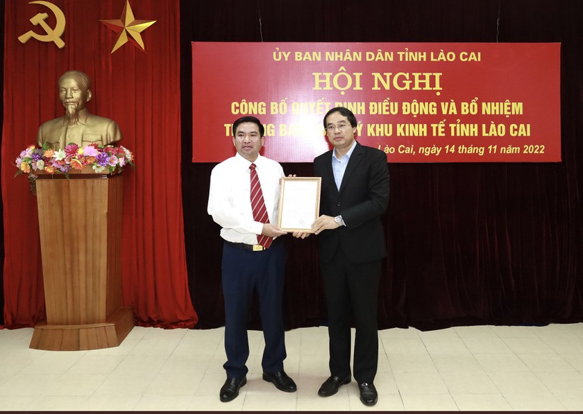 Chủ tịch UBND tỉnh Lào Cai Trịnh Xuân Trường trao quyết định bổ nhiệm cho ông Vương Trinh Quốc