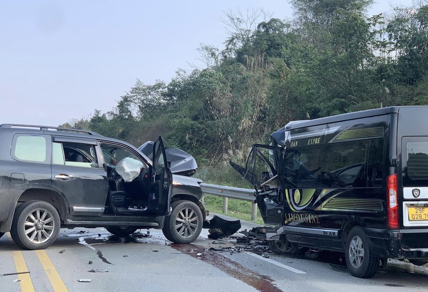 Va chạm ô tô trên cao tốc Nội Bài-Lào Cai, 4 người bị thương