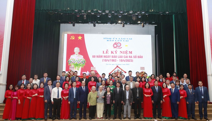Báo Lào Cai vinh dự đón nhận bằng khen của Thủ tướng Chính phủ