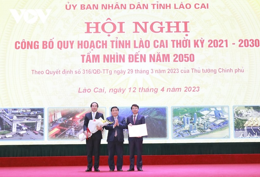 Thừa ủy quyền của Thủ tướng Chính phủ, Bộ Trưởng Bộ Kế hoạch và Đầu tư đã trao quyết định phê duyệt Quy hoạch của Thủ tướng Chính phủ cho lãnh đạo tỉnh Lào Cai. 