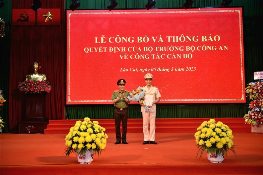 Đại tá Cao Minh Huyền (phải) vừa được bổ nhiệm giữ chức vụ Giám đốc Công an tỉnh Lào Cai.( Ảnh: Tân Văn)