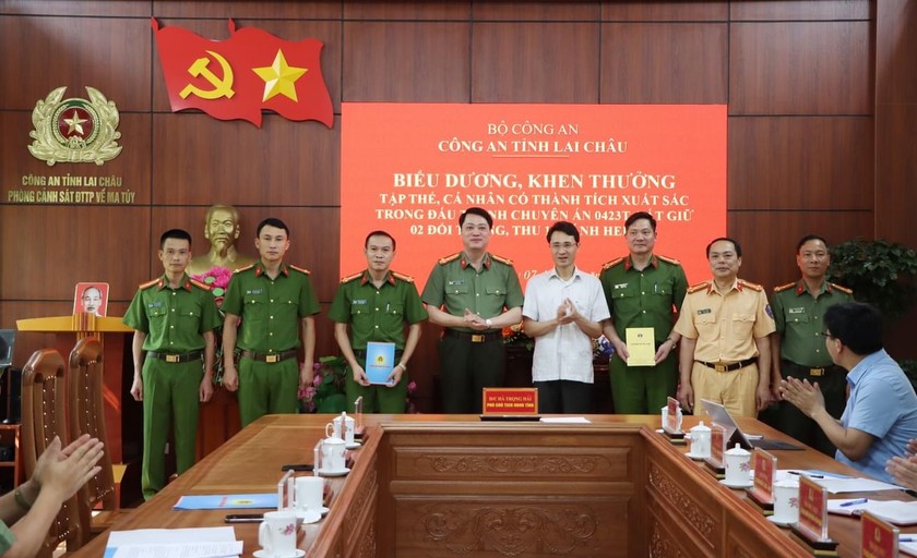 Ông Hà Trọng Hải - Phó Chủ tịch UBND tỉnh biểu dương lực lượng tham gia phá án