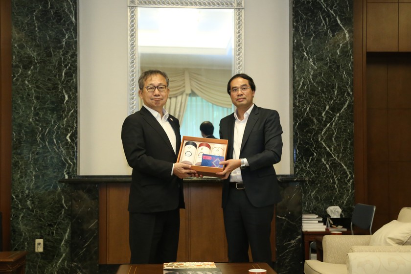 Chủ tịch UBND tỉnh Trịnh Xuân Trường tặng đặc sản chè hữu cơ của địa phương cho ngài Đại sứ Nhật Bản.