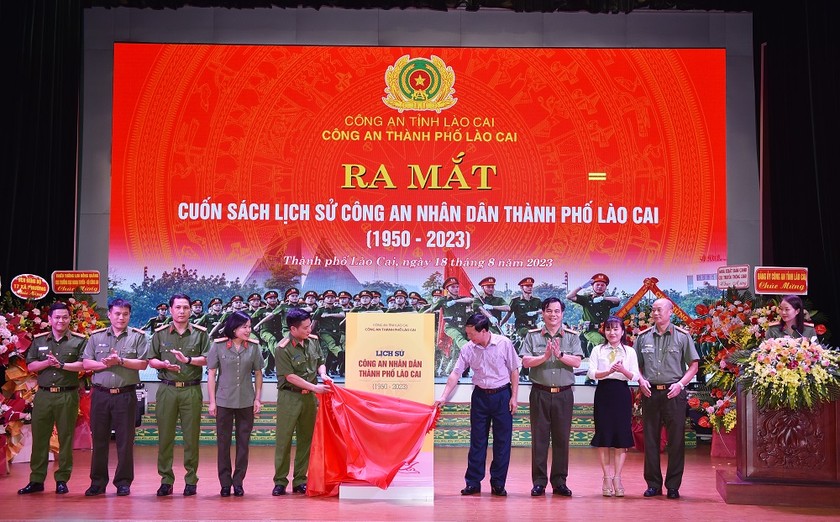 Ra mắt cuốn sách "lịch sử Công an thành phố Lào Cai năm 1950 -2013"