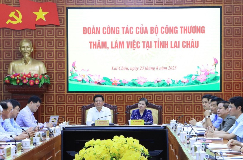 Đoàn công tác của Bộ Công Thương do Bộ trưởng Nguyễn Hồng làm Trưởng đoàn làm việc với tỉnh Lai Châu