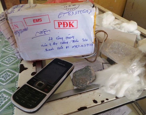 Đền bù 7,5 triệu đồng vụ gửi iPhone 5 nhận 2 cục đá và 1 điện thoại “cùi bắp”