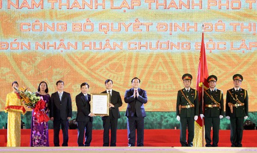 Phó Thủ tướng Hoàng Trung Hải trao Quyết định của Thủ tướng Chính phủ công nhận đô thị loại I trực thuộc tỉnh Thanh Hóa cho thành phố Thanh Hóa. Ảnh TTXVN