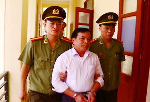 đối tượng Nguyễn Đình Tấn nguyên Chủ tịch UBND xã Quảng Minh tại CQĐT (Ảnh, công an Thanh Hóa)
