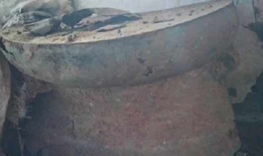 Phát hiện trống đồng cổ 2.000 năm tuổi dưới móng nhà