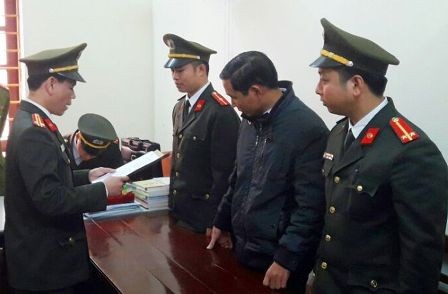 Cơ quan chức năng đọc lệnh bắt tạm giam đối tượng Đinh Trọng Tấn.