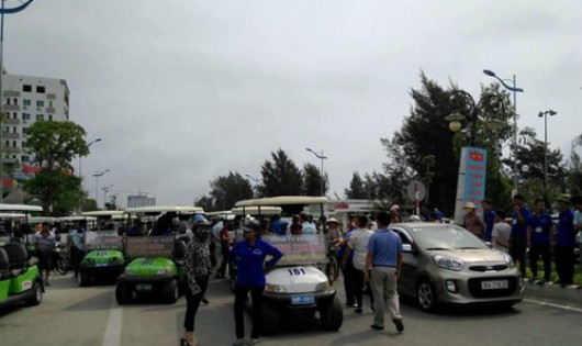 Xe điện ngừng hoạt động và dàn hàng ngang trên đường Hồ Xuân Hương để phản đối.