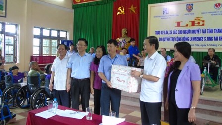Bộ trưởng Lê Thành Long và lãnh đạo tỉnh Thanh Hóa tặng quà cho hội bảo trợ người tàn tật và trẻ mô côi 
