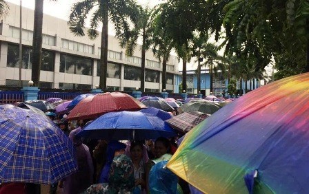 Bất chấp mưa gió hàng nghìn công nhân tiếp tục đình công đòi quyền lợi