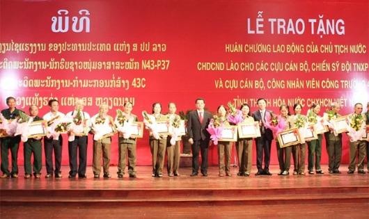 Trao tặng huân chương lao động của chủ tịch nước CHDCND Lào cho cán bộ, chiến sỹ TNXP Thanh Hóa