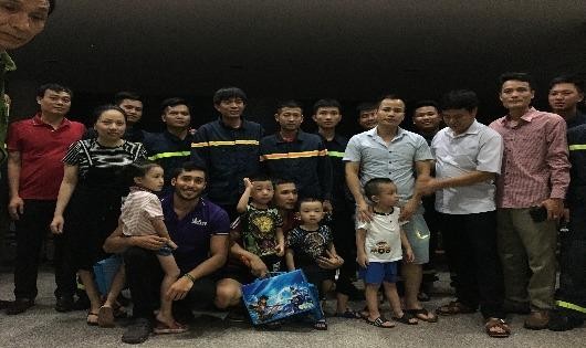 Chật vật giải cứu 10 người bị kẹt trong thang máy ở Thanh Hóa