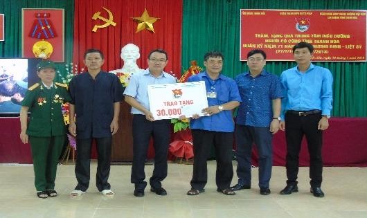 Đoàn thanh niên Bộ Tư pháp thăm và tặng quà tại trung tâm điều dưỡng người có công tỉnh Thanh Hóa