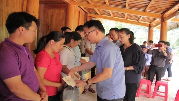 Bộ trưởng Lê Thành Long, thăm và tặng quà cho người dân vùng lũ Thanh Hoá