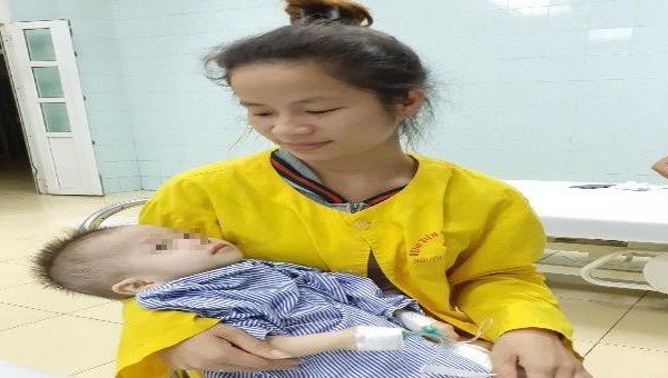 Cháu Nguyễn Thị Bình An (13 tháng tuổi) vừa được các bác sỹ khoa Tim mạch, Bệnh viện Nhi Thanh Hóa can thiệp bít lỗ thông thành công.